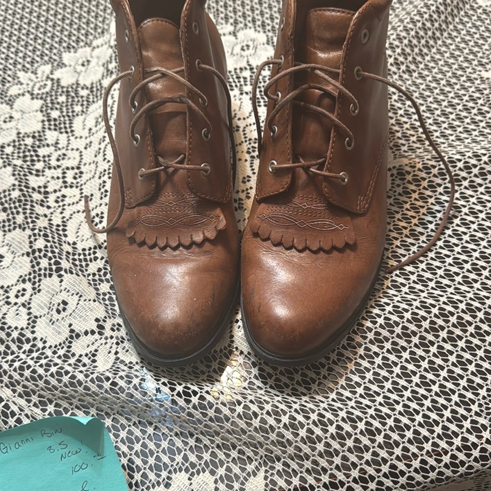 Ariat woman’s cowgirl boots!